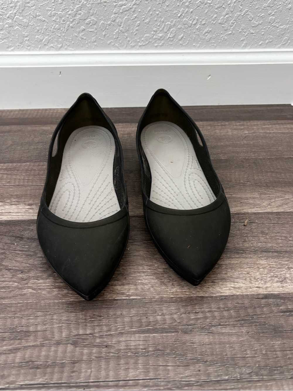 CROCS Women's Black Pointed Toe Slip-On Flats
